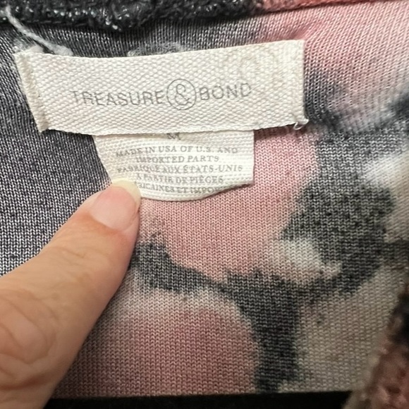 Treasure Bond size Med hoodie - Picture 3 of 8
